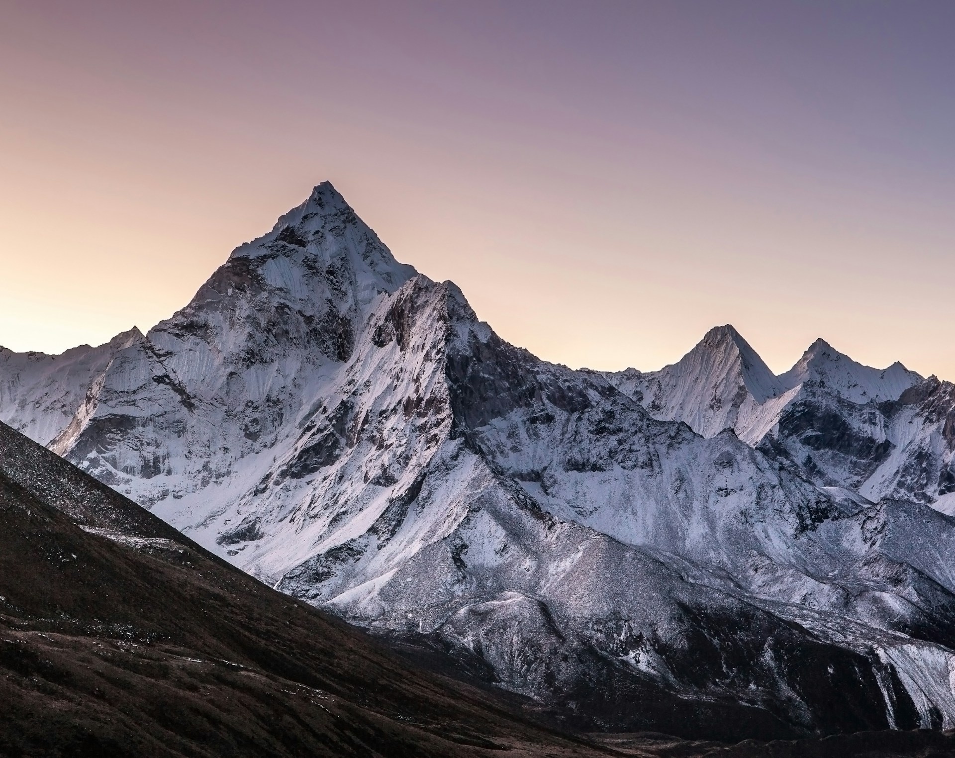 paysage_montagneux_de_l_himalaya_au_nepal_sommets_enneiges_au_lever_du_jour